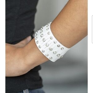 ✨ADD-ON✨NWT Paparazzi White Bracelet with Silver Studs